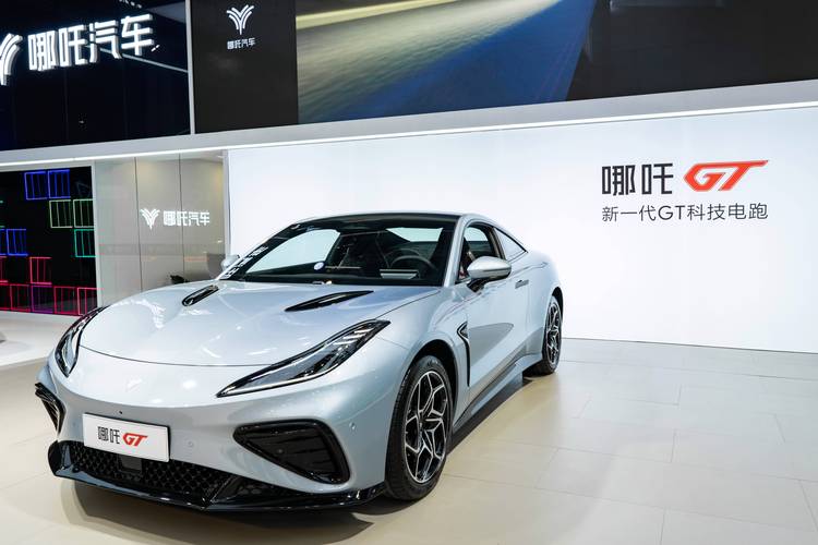 惠州59哪吒汽车在智能汽车领域的表现，领途汽车在新能源汽车市场中的影响力